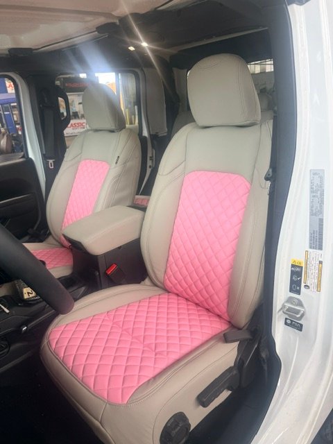 Jeep Wrangler front seats in light grey leather with pink diamond inserts