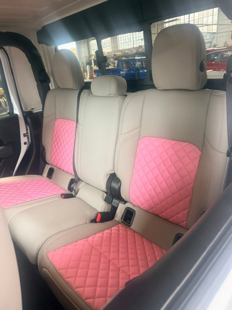 Jeep Wrangler rear seats in light grey leather with pink diamond inserts